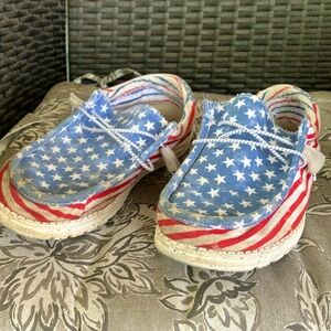 Size m 8 w10 hey dudes